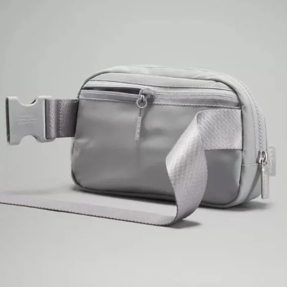 NWT Lululemon Everywhere Belt Bag in Silver Drop Gray - Picture 3 of 10